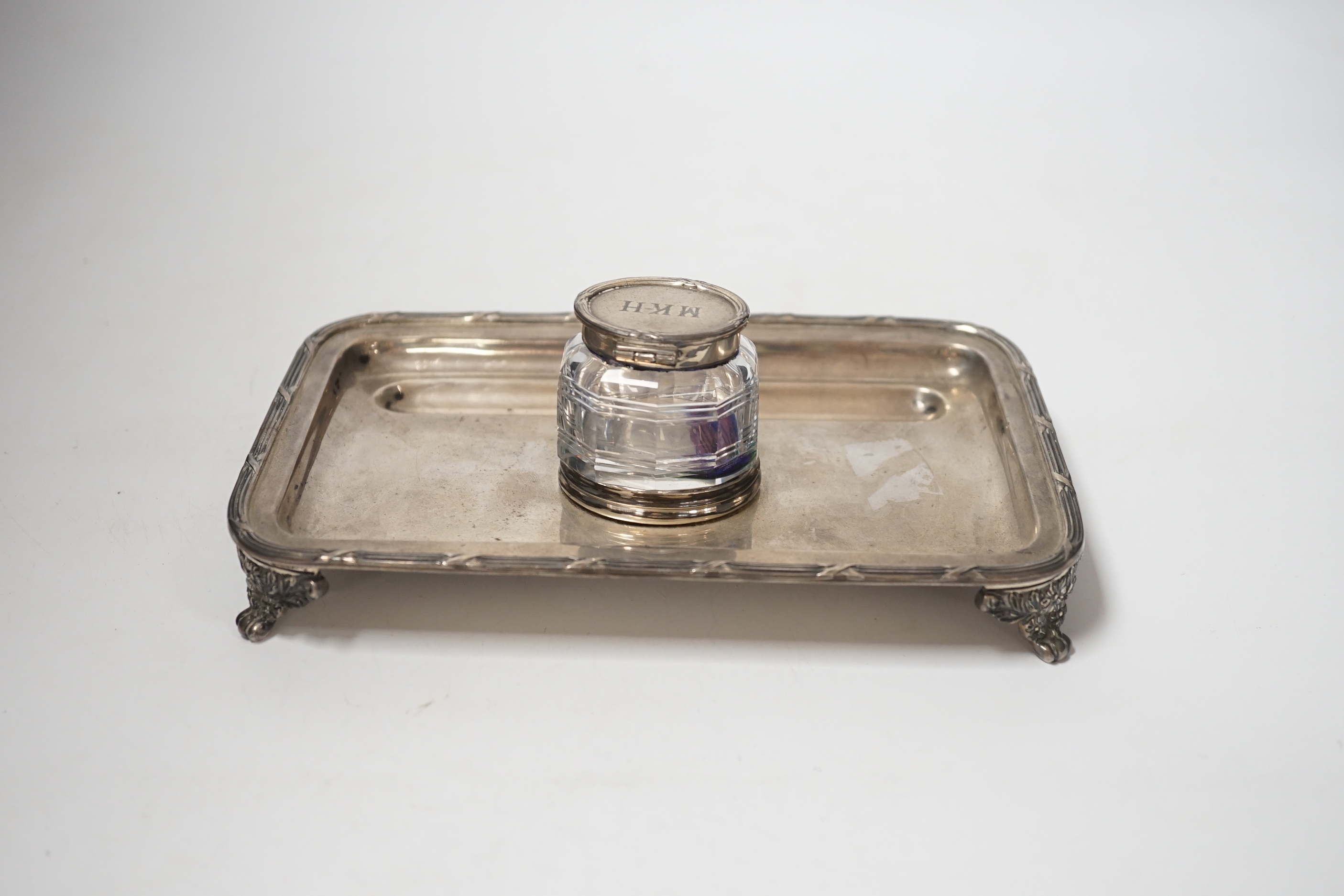 An Edwardian silver rectangular inkstand, with single mounted glass well, George Howson, Sheffield, 1903/5, 20cm, base, 11oz.